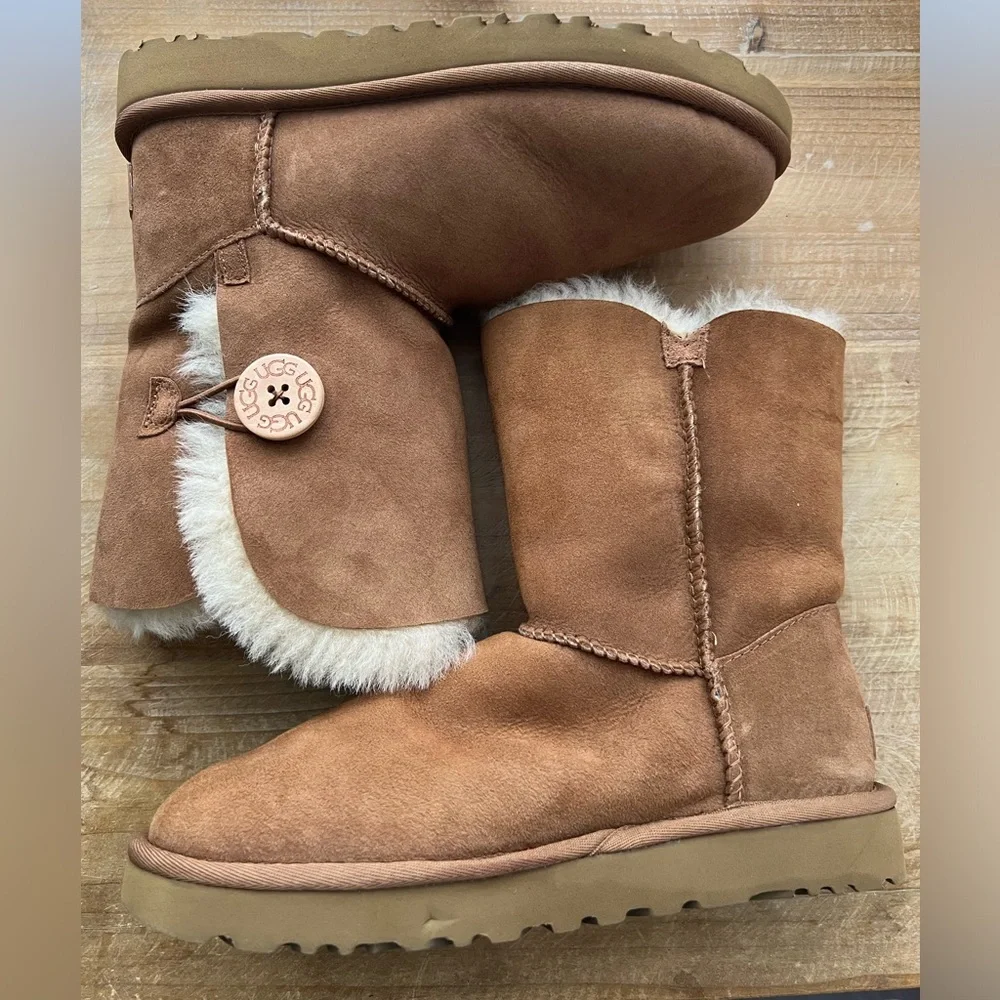 UGG Bailey Button II Sheepskin-Lined Suede Boots Women’s Size 6 in Chestnut